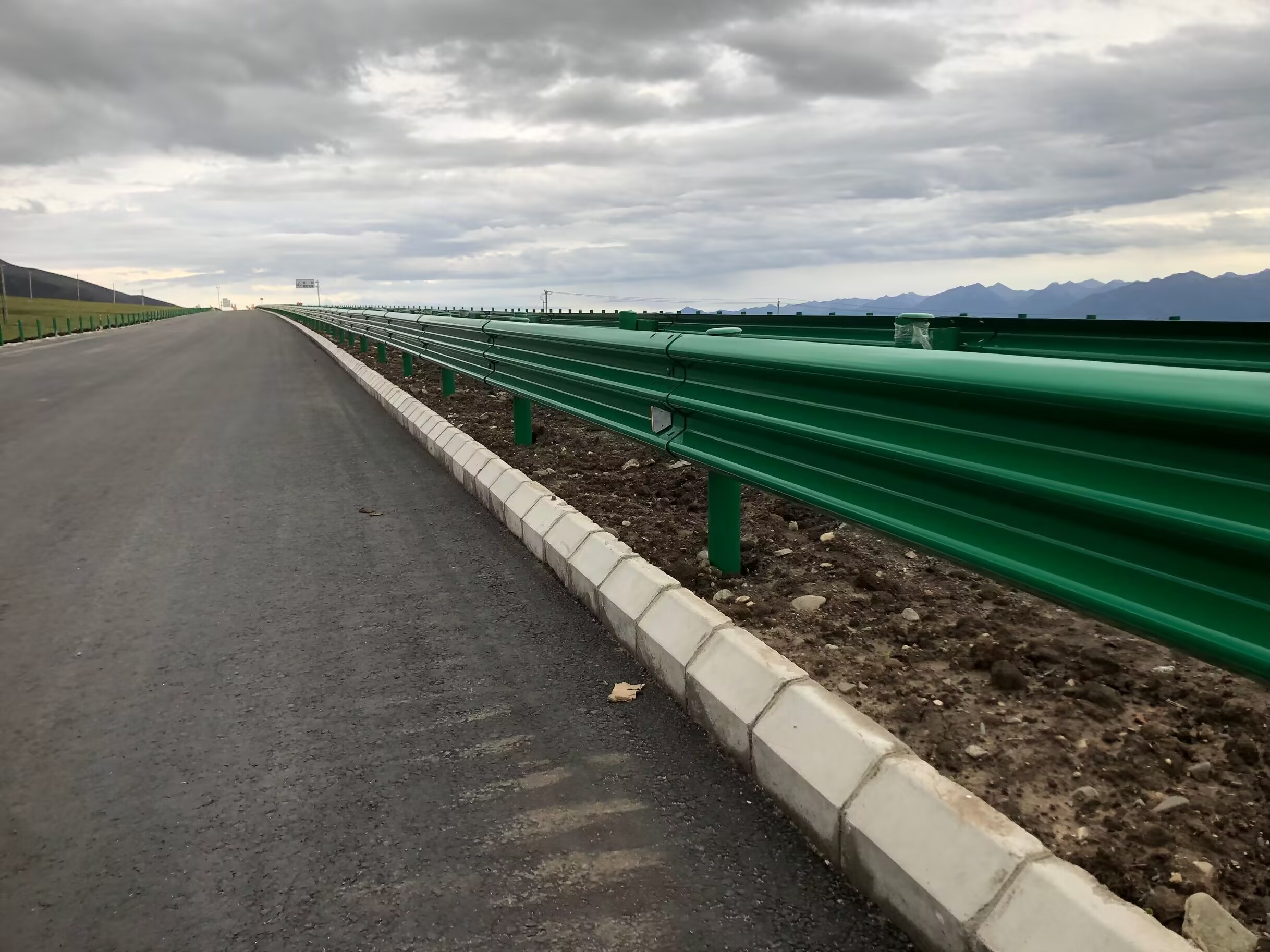 雁江区乡村公路波形护栏波形护栏立柱 - 推荐